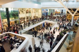 报告：2023年商场上半年客流同比增长，购买力下降